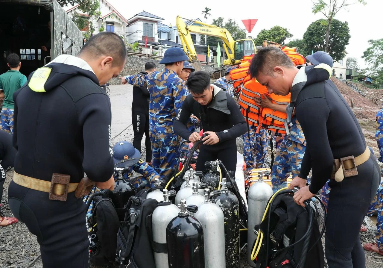 Nỗ lực tìm kiếm 4 nạn nhân mất tích trong sập cầu Phong Châu, Phú Thọ Nỗ lực tìm kiếm 4 nạn nhân mất tích trong sập cầu Phong Châu, Phú Thọ