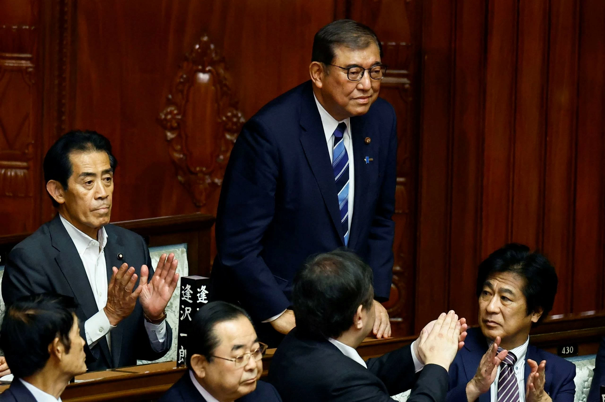 Các nghị sĩ chúc mừng ông Ishiba Shigeru trở thành Thủ tướng Nhật Bản ngày 1.10 Các nghị sĩ chúc mừng ông Ishiba Shigeru trở thành Thủ tướng Nhật Bản ngày 1.10