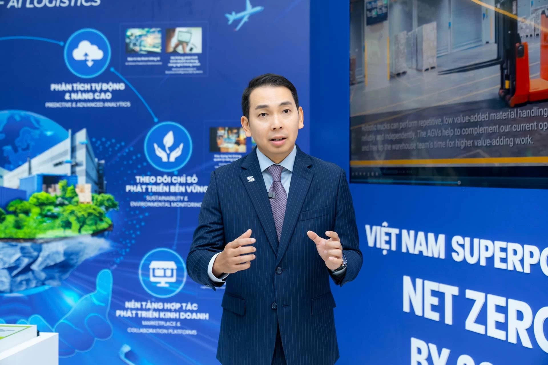 Tiến sĩ Yap Kwong Weng, CEO Việt Nam SuperPort™ thuyết trình về tương lai “siêu cảng” Tiến sĩ Yap Kwong Weng, CEO Việt Nam SuperPort™ thuyết trình về tương lai “siêu cảng”