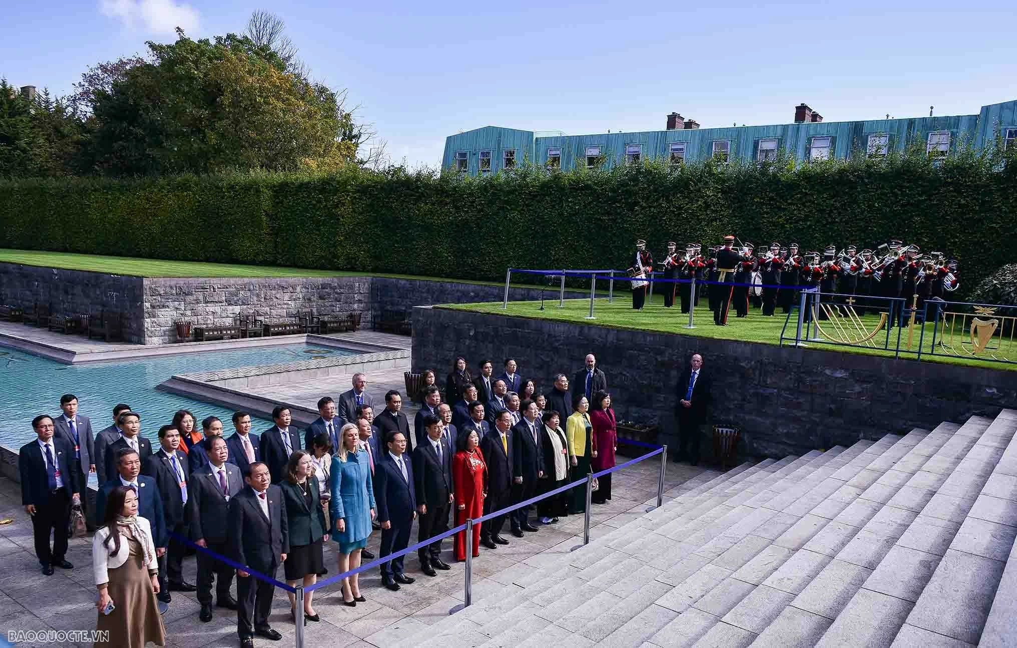 Tổng Bí thư, Chủ tịch nước đặt hoa tại Đài tưởng niệm quốc gia Ireland Tổng Bí thư, Chủ tịch nước đặt hoa tại Đài tưởng niệm quốc gia Ireland