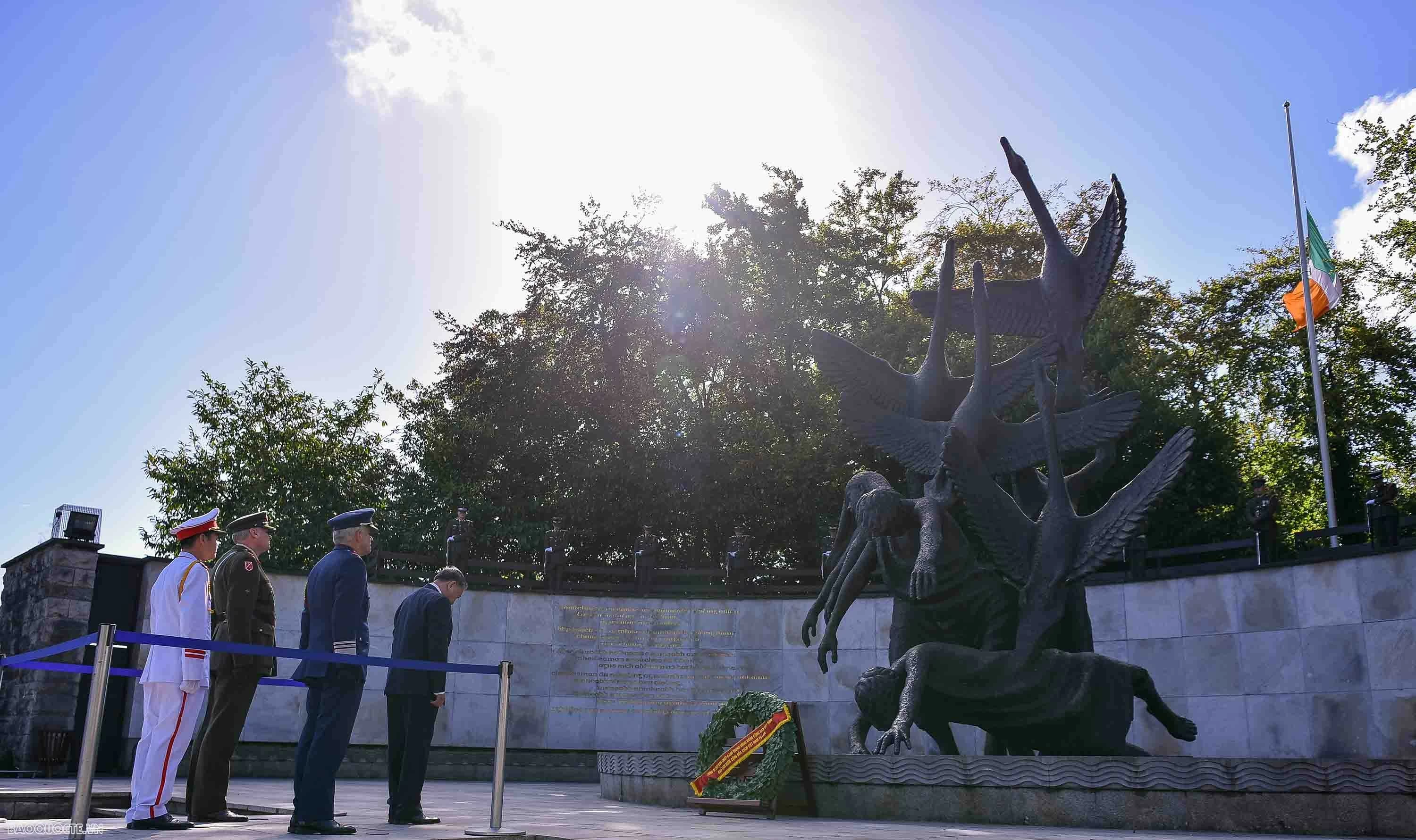 Tổng Bí thư, Chủ tịch nước đặt hoa tại Đài tưởng niệm quốc gia Ireland Tổng Bí thư, Chủ tịch nước đặt hoa tại Đài tưởng niệm quốc gia Ireland