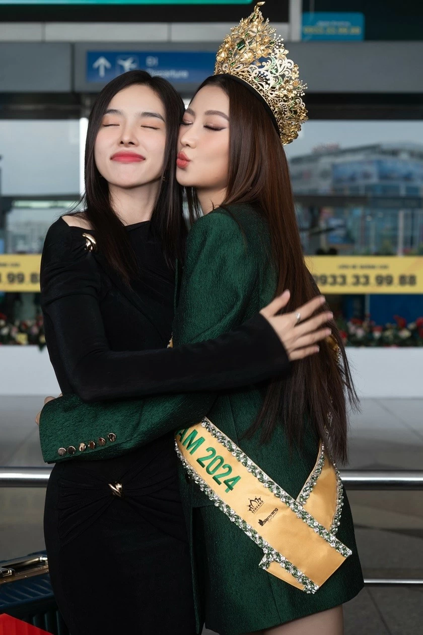 Gia đình và bạn bè tiễn Hoa hậu Quế Anh lên đường dự thi Hoa hậu Hòa bình quốc tế 2024 Gia đình và bạn bè tiễn Hoa hậu Quế Anh lên đường dự thi Hoa hậu Hòa bình quốc tế 2024