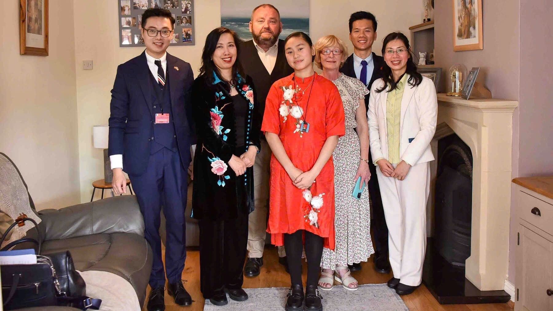 Thứ trưởng Ngoại giao Lê Thị Thu Hằng thăm gia đình ông bà Eamon McMullen nhận con nuôi Việt Nam