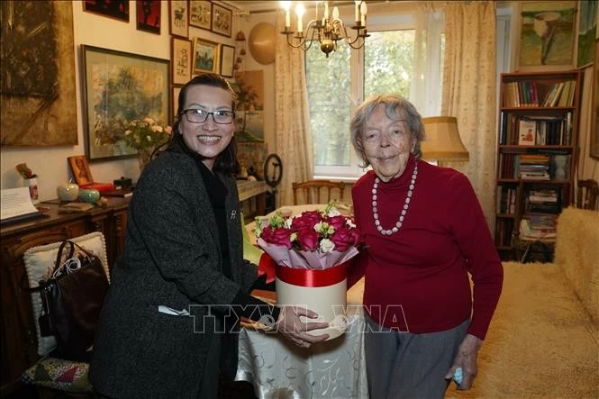 Đại sứ Đặng Minh Khôi thăm hỏi 'người thầy tiếng Nga' của những 'hạt giống đỏ' Việt Nam Đại sứ Đặng Minh Khôi thăm hỏi 'người thầy tiếng Nga' của những 'hạt giống đỏ' Việt Nam