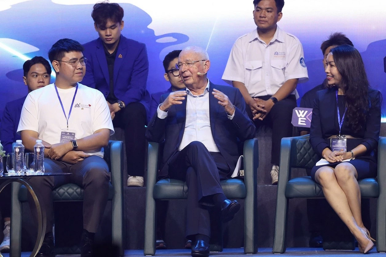 Giáo sư (GS) Klaus Schwab, Chủ tịch sáng lập Diễn đàn Kinh tế Thế giới nói chuyện với doanh nghiệp trẻ TPHCM. (Ảnh: BTC) Giáo sư (GS) Klaus Schwab, Chủ tịch sáng lập Diễn đàn Kinh tế Thế giới nói chuyện với doanh nghiệp trẻ TPHCM. (Ảnh: BTC)