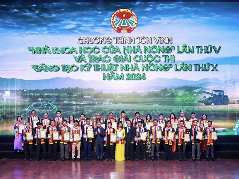 Đồng chí Huỳnh Thành Đạt - Ủy viên Trung ương Đảng, Bộ trưởng Bộ Khoa học và Công nghệ; đồng chí Phạm Tất Thắng - Ủy viên Trung ương Đảng, Phó Trưởng ban Thường trực Ban Dân vận Trung ương trao Giấy chứng nhận, Biểu trưng và chụp ảnh kỷ niệm với các Nhà khoa học của nhà nông được tôn vinh tại buổi lễ. Ảnh: Nguyễn Chương. Đồng chí Huỳnh Thành Đạt - Ủy viên Trung ương Đảng, Bộ trưởng Bộ Khoa học và Công nghệ; đồng chí Phạm Tất Thắng - Ủy viên Trung ương Đảng, Phó Trưởng ban Thường trực Ban Dân vận Trung ương trao Giấy chứng nhận, Biểu trưng và chụp ảnh kỷ niệm với các Nhà khoa học của nhà nông được tôn vinh tại buổi lễ. Ảnh: Nguyễn Chương.