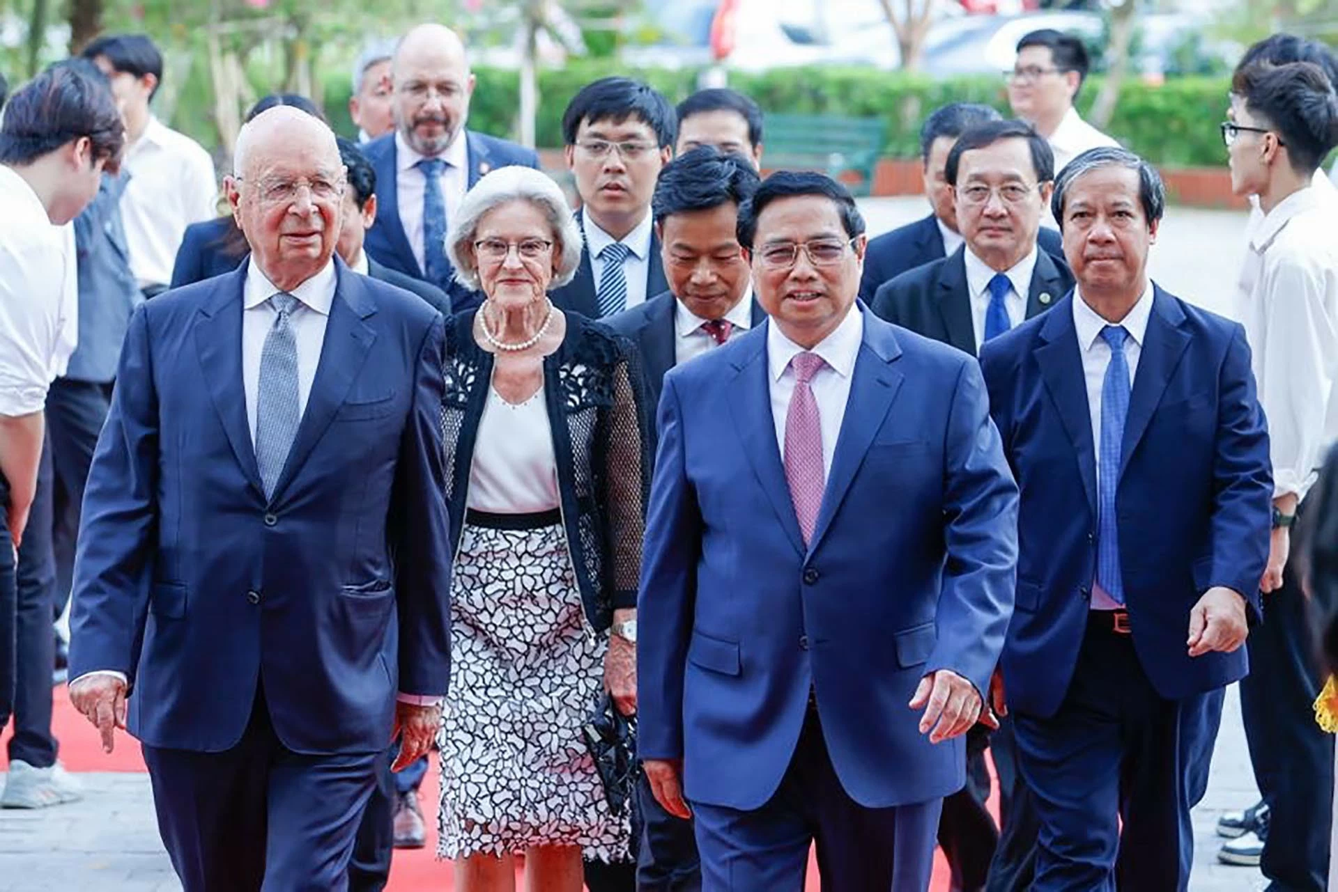 Thủ tướng Phạm Minh Chính và Chủ tịch WEF giao lưu với sinh viên Việt Nam Thủ tướng Phạm Minh Chính và Chủ tịch WEF giao lưu với sinh viên Việt Nam