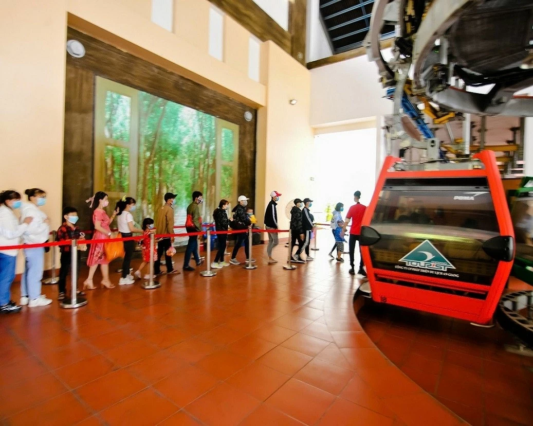 Cáp treo núi Cấm được ví như “hàng không địa hình”. Cáp treo núi Cấm được ví như “hàng không địa hình”.