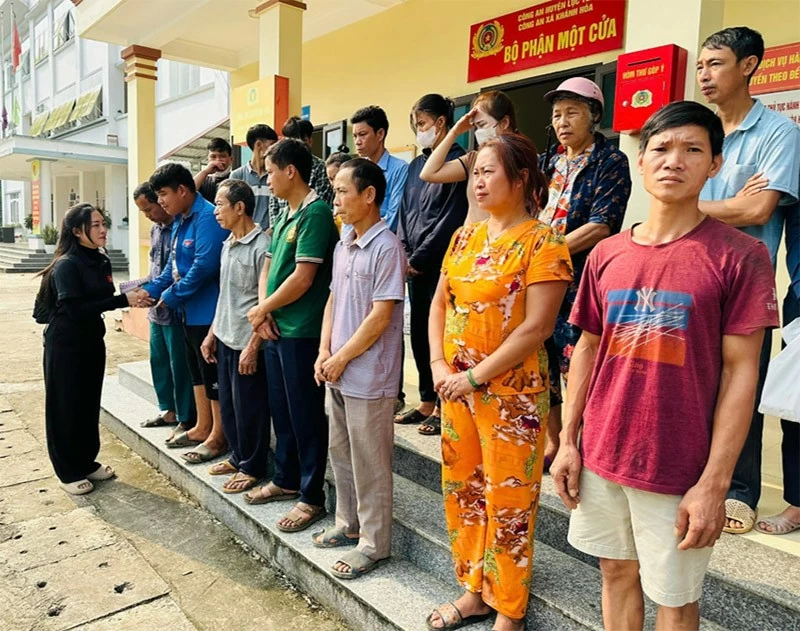 Một trong những nơi chị Giáng Kiều cùng đoàn đến thăm và hỗ trợ bà con Một trong những nơi chị Giáng Kiều cùng đoàn đến thăm và hỗ trợ bà con