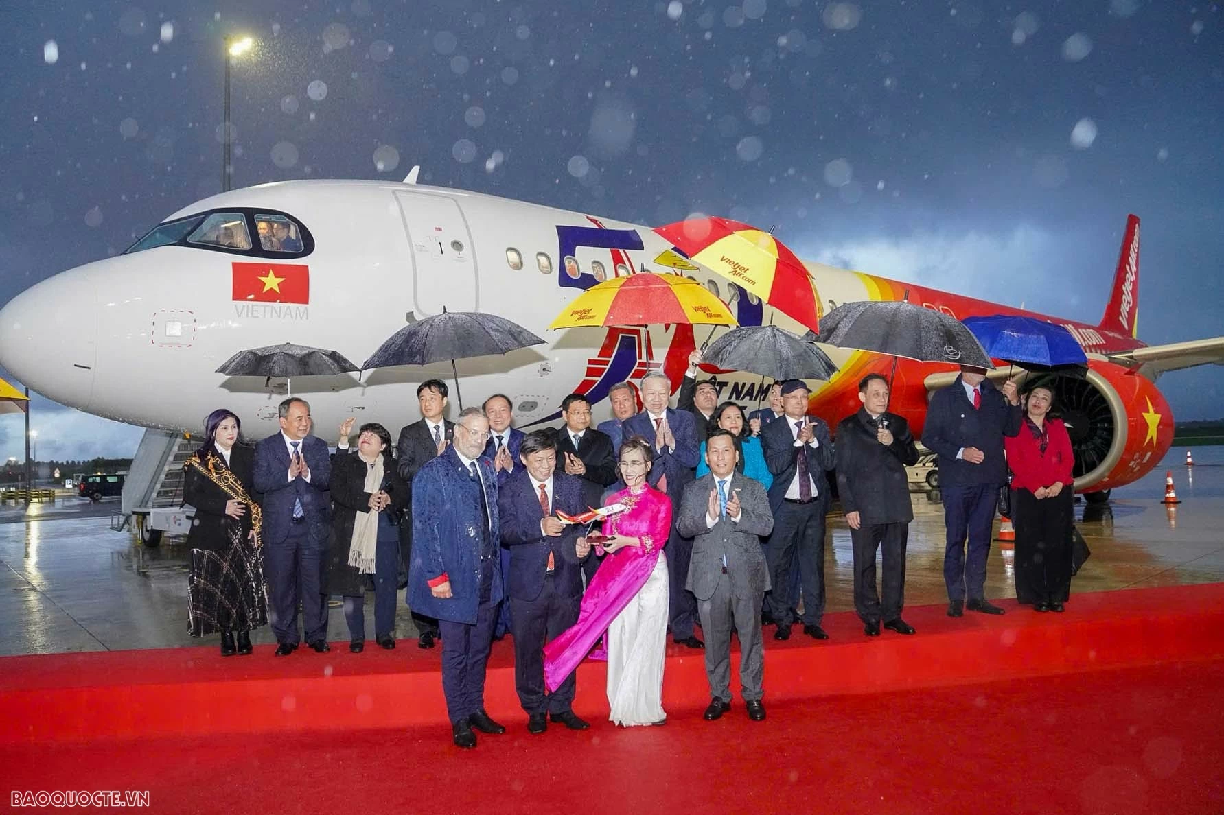 Việt Nam-Pháp bàn giao máy bay mang hình ảnh kỷ niệm 50 năm quan hệ ngoại giao Việt Nam-Pháp bàn giao máy bay mang hình ảnh kỷ niệm 50 năm quan hệ ngoại giao