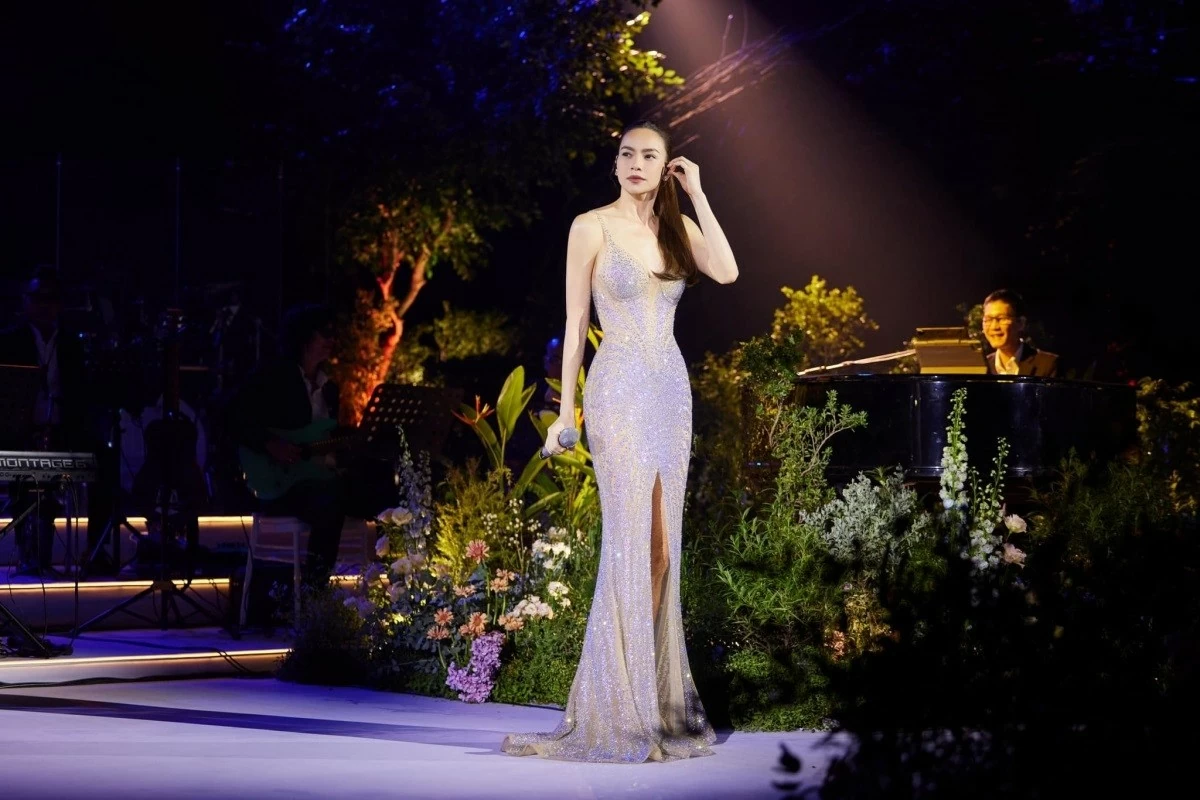 Tối 7/10, trong đêm nhạc tại Hà Nội, Hồ Ngọc Hà tôn body đồng hồ cát với chiếc váy hai dây xẻ cao, tôn hình thể. Thiết kế do NTK Nguyễn Tiến Truyển sáng tạo, theo đơn đặt hàng của ca sĩ cách đây hai tuần. Tối 7/10, trong đêm nhạc tại Hà Nội, Hồ Ngọc Hà tôn body đồng hồ cát với chiếc váy hai dây xẻ cao, tôn hình thể. Thiết kế do NTK Nguyễn Tiến Truyển sáng tạo, theo đơn đặt hàng của ca sĩ cách đây hai tuần.