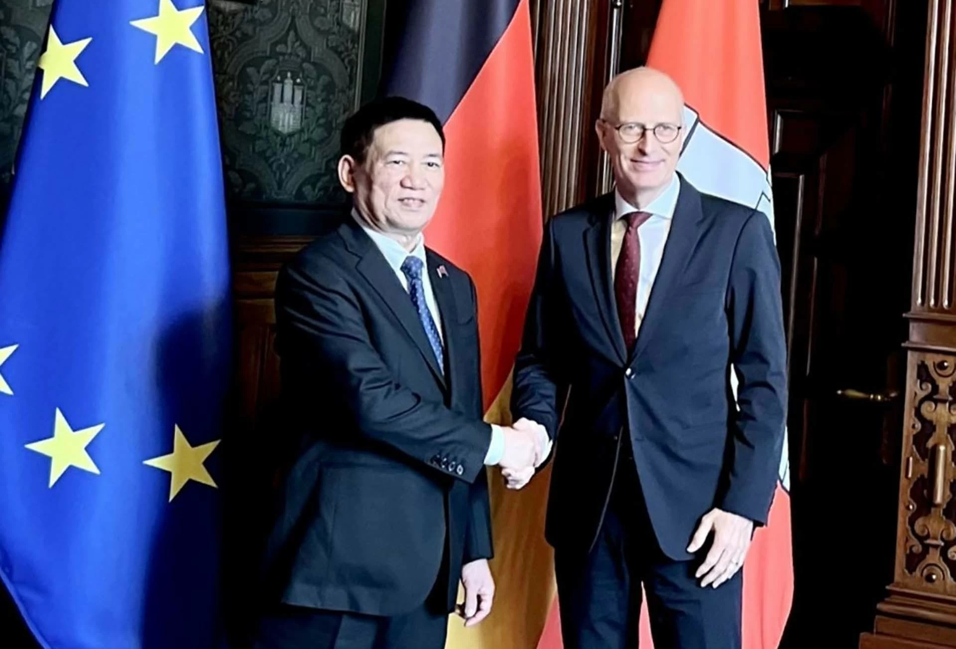 Phó Thủ tướng Hồ Đức Phớc làm việc với Thị trưởng thứ nhất thành phố Hamburg, Peter Tschenscher. (Nguồn: TTXVN) Phó Thủ tướng Hồ Đức Phớc làm việc với Thị trưởng thứ nhất thành phố Hamburg, Peter Tschenscher. (Nguồn: TTXVN)