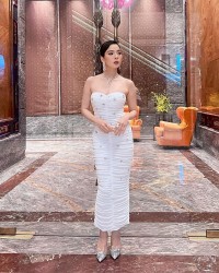 Đôi giày pha lê lấp lánh 'được lòng' ca sĩ Lệ Quyên và nhiều sao Việt