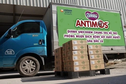 Tặng khăn lau xua muỗi cho người dân 6 tỉnh bị ảnh hưởng bởi bão, lũ Tặng khăn lau xua muỗi cho người dân 6 tỉnh bị ảnh hưởng bởi bão, lũ