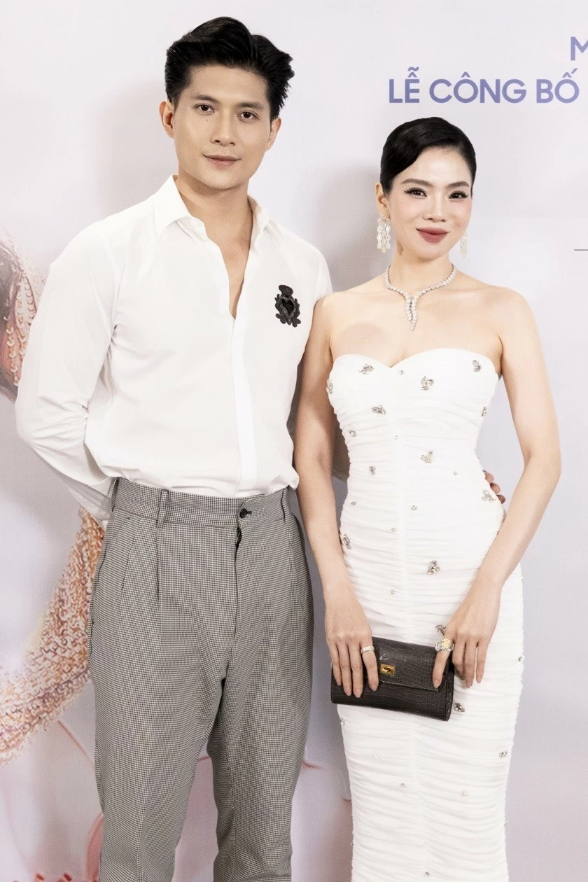 Lệ Quyên và bạn trai thu hút sự chú ý của khán giả khi xuất hiện. Ca sĩ mặc đầm trắng của nhà thiết kế Lưu Ngọc Kim Khanh phối phụ kiện vòng cổ và khuyên tai đồng điệu. Lâm Bảo Châu diện sơ mi trắng kết hợp quần tây. Nữ ca sĩ vui vì được nhiều người khen trông trẻ trung hơn tuổi thật, nhìn xứng đôi bên bạn trai. Lệ Quyên và bạn trai thu hút sự chú ý của khán giả khi xuất hiện. Ca sĩ mặc đầm trắng của nhà thiết kế Lưu Ngọc Kim Khanh phối phụ kiện vòng cổ và khuyên tai đồng điệu. Lâm Bảo Châu diện sơ mi trắng kết hợp quần tây. Nữ ca sĩ vui vì được nhiều người khen trông trẻ trung hơn tuổi thật, nhìn xứng đôi bên bạn trai.