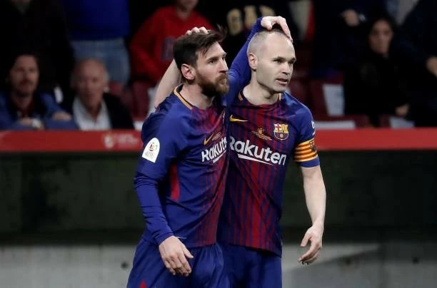 Messi và Iniesta sát cánh cùng nhau 14 năm ở đội một Barca.. Messi và Iniesta sát cánh cùng nhau 14 năm ở đội một Barca..
