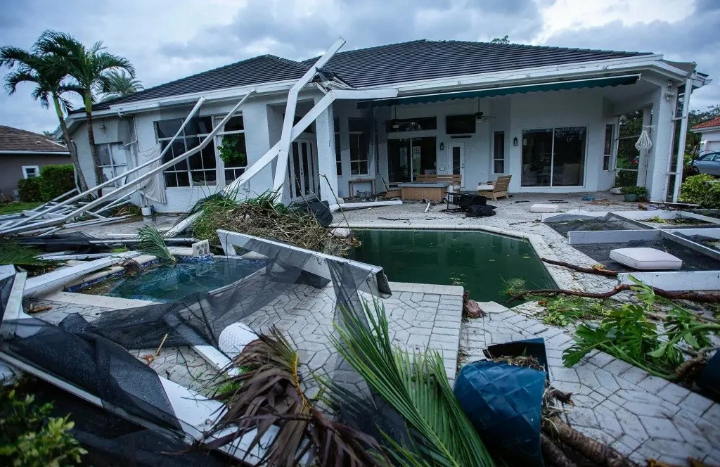 Theo Trung tâm Bão quốc gia Mỹ, bão Milton đổ bộ vào đất liền ở quận Sarasota, Florida khoảng 20h30 ngày 9/10 (7h30 sáng 10/10, theo giờ Hà Nội). Theo Trung tâm Bão quốc gia Mỹ, bão Milton đổ bộ vào đất liền ở quận Sarasota, Florida khoảng 20h30 ngày 9/10 (7h30 sáng 10/10, theo giờ Hà Nội).