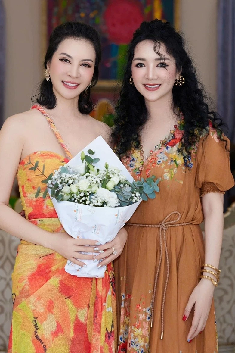 Mừng sinh nhật bạn thân, Hoa hậu Giáng My trang hoàng nhà cửa theo chủ đề mùa Thu Mừng sinh nhật bạn thân, Hoa hậu Giáng My trang hoàng nhà cửa theo chủ đề mùa Thu