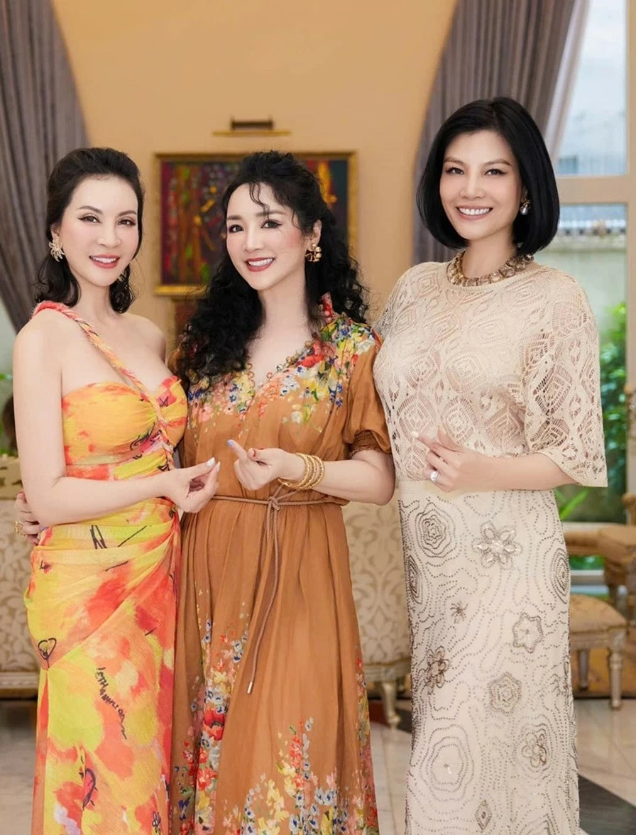 Mừng sinh nhật bạn thân, Hoa hậu Giáng My trang hoàng nhà cửa theo chủ đề mùa Thu Mừng sinh nhật bạn thân, Hoa hậu Giáng My trang hoàng nhà cửa theo chủ đề mùa Thu