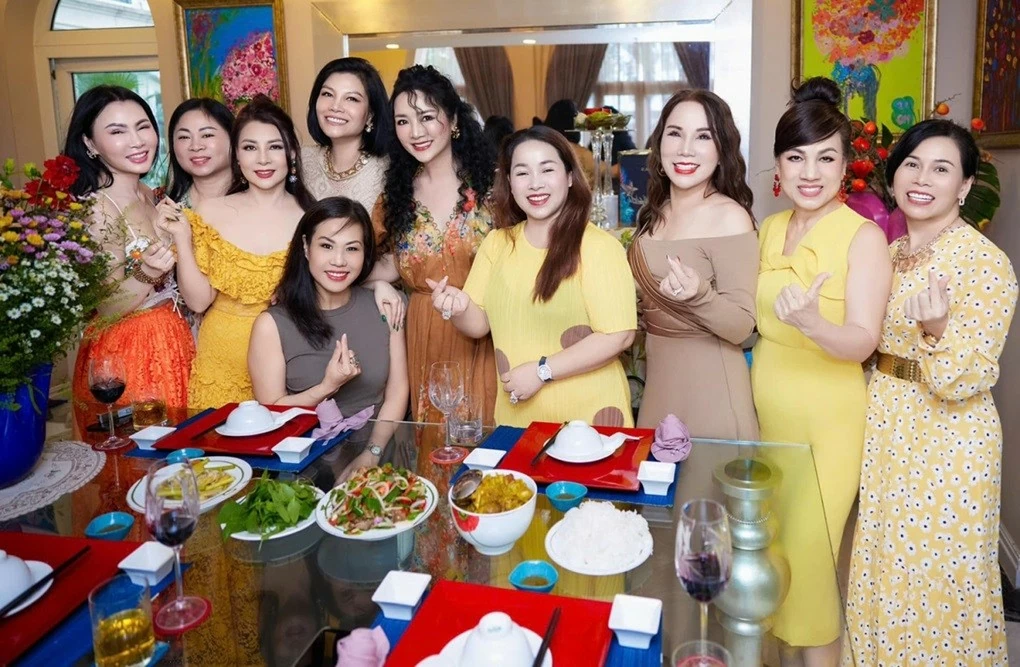 Mừng sinh nhật bạn thân, Hoa hậu Giáng My trang hoàng nhà cửa theo chủ đề mùa Thu Mừng sinh nhật bạn thân, Hoa hậu Giáng My trang hoàng nhà cửa theo chủ đề mùa Thu