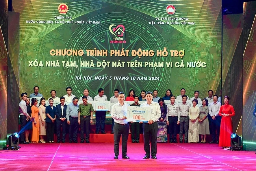 Ông Nguyễn Thanh Tùng (bên trái) - Bí thư Đảng uỷ, Chủ tịch HĐQT Vietcombank trao bảng tượng trưng kinh phí 100 tỷ đồng hỗ trợ xoá nhà tạm, nhà dột nát ủng hộ cho đại diện địa phương Ông Nguyễn Thanh Tùng (bên trái) - Bí thư Đảng uỷ, Chủ tịch HĐQT Vietcombank trao bảng tượng trưng kinh phí 100 tỷ đồng hỗ trợ xoá nhà tạm, nhà dột nát ủng hộ cho đại diện địa phương