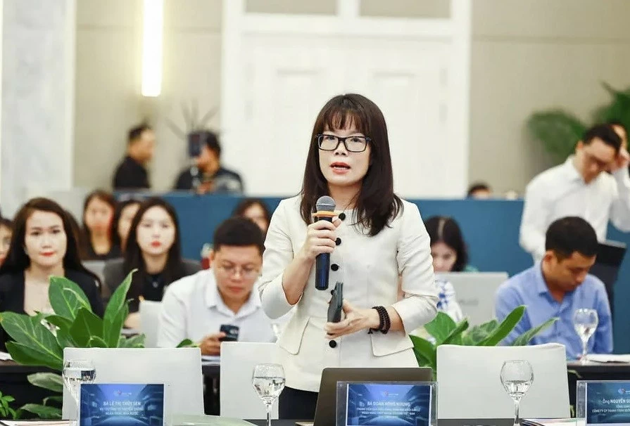 Bà Đoàn Hồng Nhung - Thành viên Ban Điều hành, Giám đốc Khối Bán lẻ Vietcombank chia sẻ tại buổi Hội thảo Bà Đoàn Hồng Nhung - Thành viên Ban Điều hành, Giám đốc Khối Bán lẻ Vietcombank chia sẻ tại buổi Hội thảo