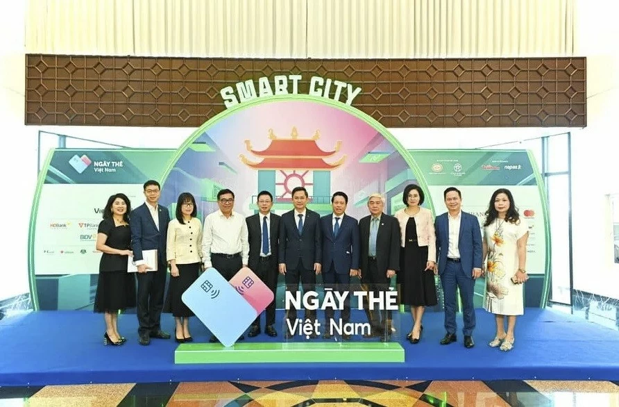 Đại diện Vietcombank và Ban Tổ chức chụp ảnh lưu niệm trong Hội thảo Vietcombank tham dự hội thảo 'Hà Nội - thành phố thông minh và hệ sinh thái ngân hàng mở'