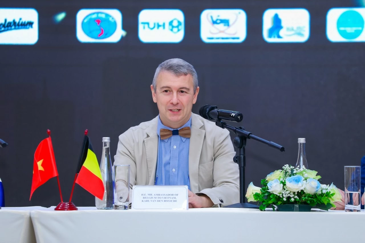 Đại sứ Vương quốc Bỉ tại Việt Nam, ông Karl Van den Bossche, đã đồng chủ trì buổi họp báo về Lễ hội văn hóa ẩm thực Bỉ năm 2024 (B. Fest) Đại sứ Vương quốc Bỉ tại Việt Nam, ông Karl Van den Bossche, đã đồng chủ trì buổi họp báo về Lễ hội văn hóa ẩm thực Bỉ năm 2024 (B. Fest)