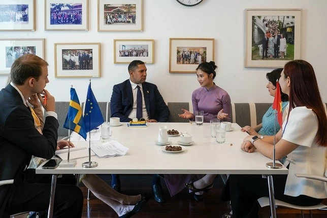 Nữ sinh Hà Nội có một ngày đóng vai Đại sứ Thụy Điển Johan Ndisi Nữ sinh Hà Nội trải nghiệm một ngày đóng vai Đại sứ Thụy Điển