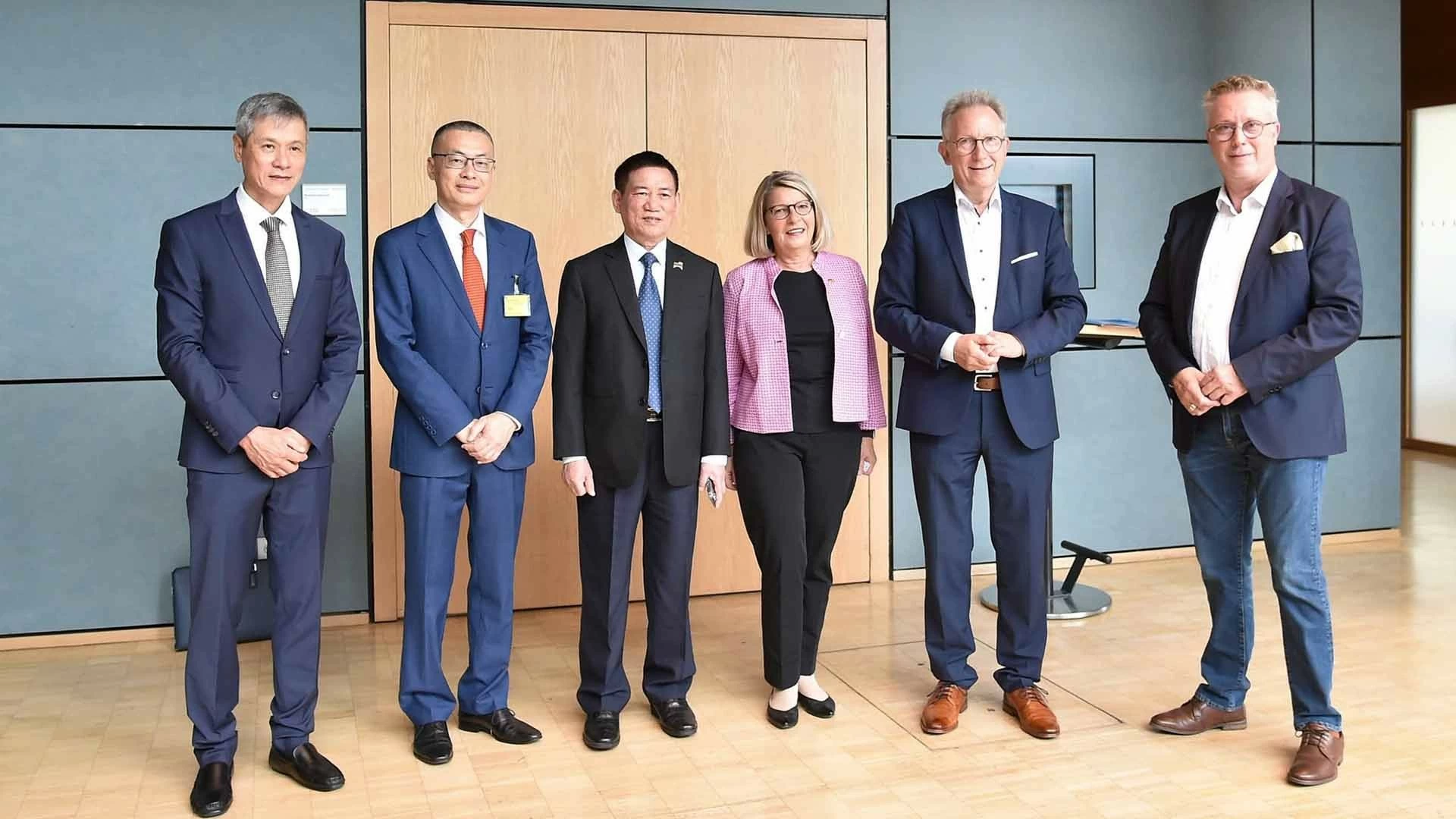 Phó Thủ tướng Hồ Đức Phớc gặp Nhóm nghị sĩ hữu nghị với ASEAN của Quốc hội Đức Phó Thủ tướng Hồ Đức Phớc gặp Nhóm nghị sĩ hữu nghị với ASEAN của Quốc hội Đức