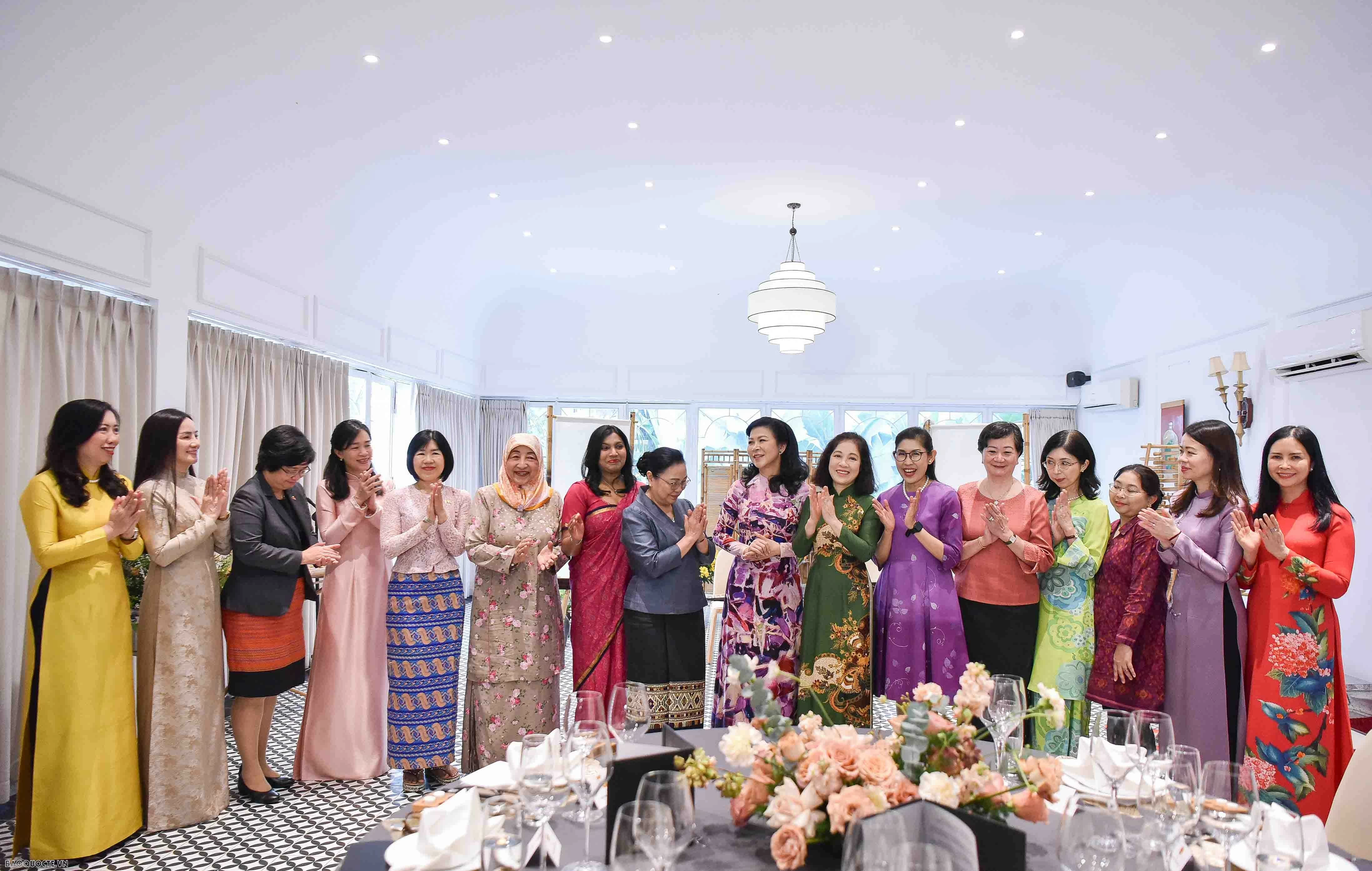 Cuộc gặp thân tình giữa Phu nhân Tổng Bí thư, Chủ tịch nước với các chị em ASEAN Cuộc gặp thân tình giữa Phu nhân Tổng Bí thư, Chủ tịch nước với các 'chị em' ASEAN