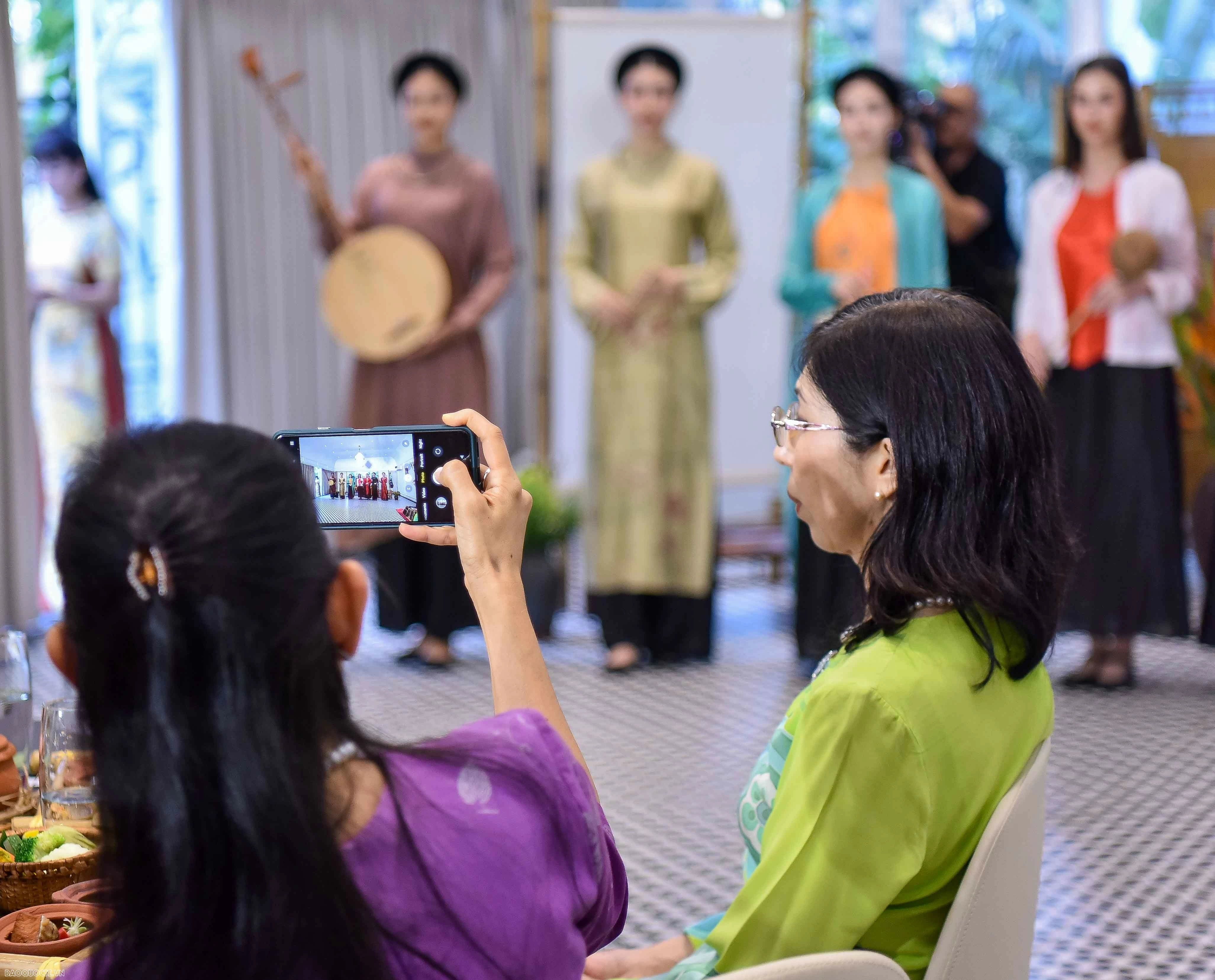 Cuộc gặp thân tình giữa Phu nhân Tổng Bí thư, Chủ tịch nước với các chị em ASEAN Cuộc gặp thân tình giữa Phu nhân Tổng Bí thư, Chủ tịch nước với các 'chị em' ASEAN