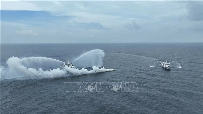 Tàu CSB 8001 và tàu KN.Pulau Dana-323 nhanh chóng xác định tọa độ tàu bị nạn trên biển và tiến hành dập tắt đám cháy trong chương trình luyện tập chung. Ảnh: Huỳnh Sơn-TTXVN Tàu CSB 8001 và tàu KN.Pulau Dana-323 nhanh chóng xác định tọa độ tàu bị nạn trên biển và tiến hành dập tắt đám cháy trong chương trình luyện tập chung. Ảnh: Huỳnh Sơn-TTXVN