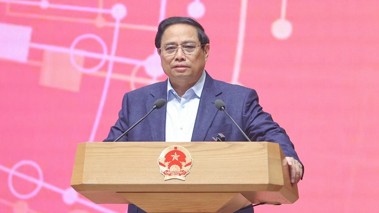 Thủ tướng Phạm Minh Chính nhấn mạnh chuyển đổi số là xu thế tất yếu, yêu cầu khách quan, lựa chọn chiến lược, ưu tiên hàng đầu để phát triển nhanh và bền vững. (Nguồn: VGP News) Thủ tướng Phạm Minh Chính nhấn mạnh chuyển đổi số là xu thế tất yếu, yêu cầu khách quan, lựa chọn chiến lược, ưu tiên hàng đầu để phát triển nhanh và bền vững. (Nguồn: VGP News)