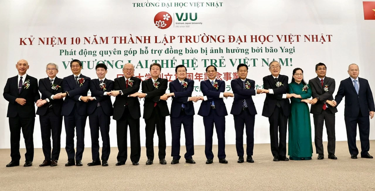 Các đại biểu tham dự Lễ kỷ niệm 10 năm thành lập trường Đại học Việt Nhật. (Nguồn: VGP News) Các đại biểu tham dự Lễ kỷ niệm 10 năm thành lập trường Đại học Việt Nhật. (Nguồn: VGP News)