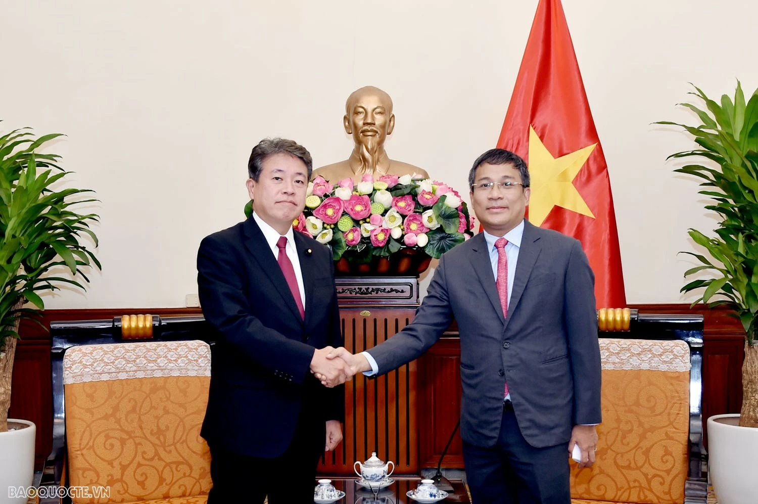 Thứ trưởng Thường trực Ngoại giao Nguyễn Minh Vũ tiếp Tổng thư ký Liên minh nghị sĩ Nhật-Việt Thứ trưởng Thường trực Ngoại giao Nguyễn Minh Vũ tiếp Tổng thư ký Liên minh nghị sĩ Nhật-Việt