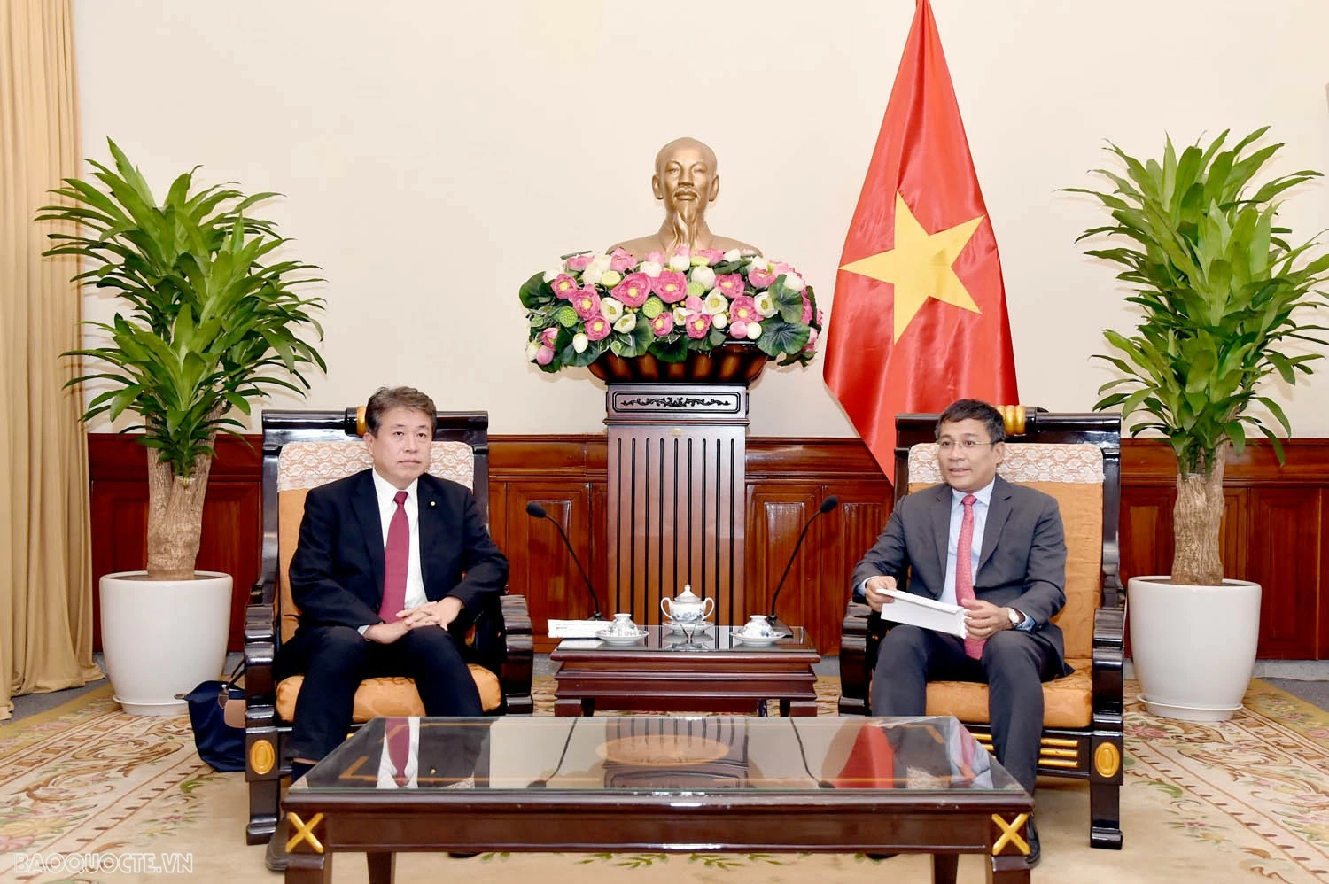 Thứ trưởng Thường trực Ngoại giao Nguyễn Minh Vũ tiếp Tổng thư ký Liên minh nghị sĩ Nhật-Việt Thứ trưởng Thường trực Ngoại giao Nguyễn Minh Vũ tiếp Tổng thư ký Liên minh nghị sĩ Nhật-Việt