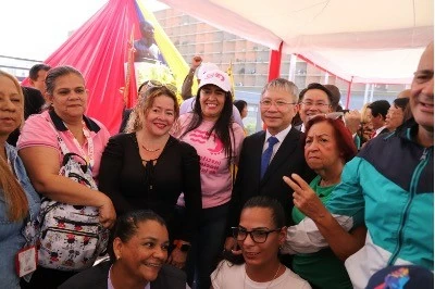 phó bí thư Nguyễn Đức Dũng cùng người dân thủ đô Caracas dâng hoa tại tượng đài Chủ tịch Hồ Chí Minh. phó bí thư Nguyễn Đức Dũng cùng người dân thủ đô Caracas dâng hoa tại tượng đài Chủ tịch Hồ Chí Minh.