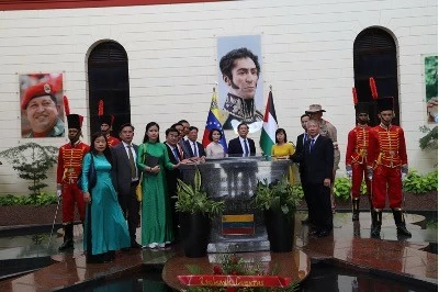 Đoàn thăm khu di tích tưởng niệm lãnh tụ Cách mạng Hugo Chávez. Đoàn thăm khu di tích tưởng niệm lãnh tụ Cách mạng Hugo Chávez.