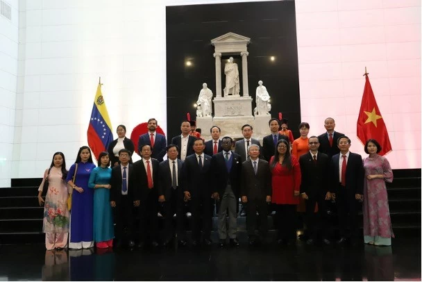 ĐOÀN ĐẶT VÒNG HOA TẠI ĐỀN NHÀ GIẢI PHÓNG SIMON BOLIVAR. ĐOÀN ĐẶT VÒNG HOA TẠI ĐỀN NHÀ GIẢI PHÓNG SIMON BOLIVAR.