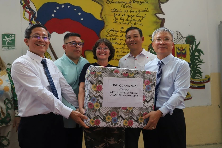 TRAO TƯỢNG TRƯNG QUÀ TẶNG CHO TRƯỜNG LIÊN CẤP Graciela Navas Tovar.jpg TRAO TƯỢNG TRƯNG QUÀ TẶNG CHO TRƯỜNG LIÊN CẤP Graciela Navas Tovar.jpg