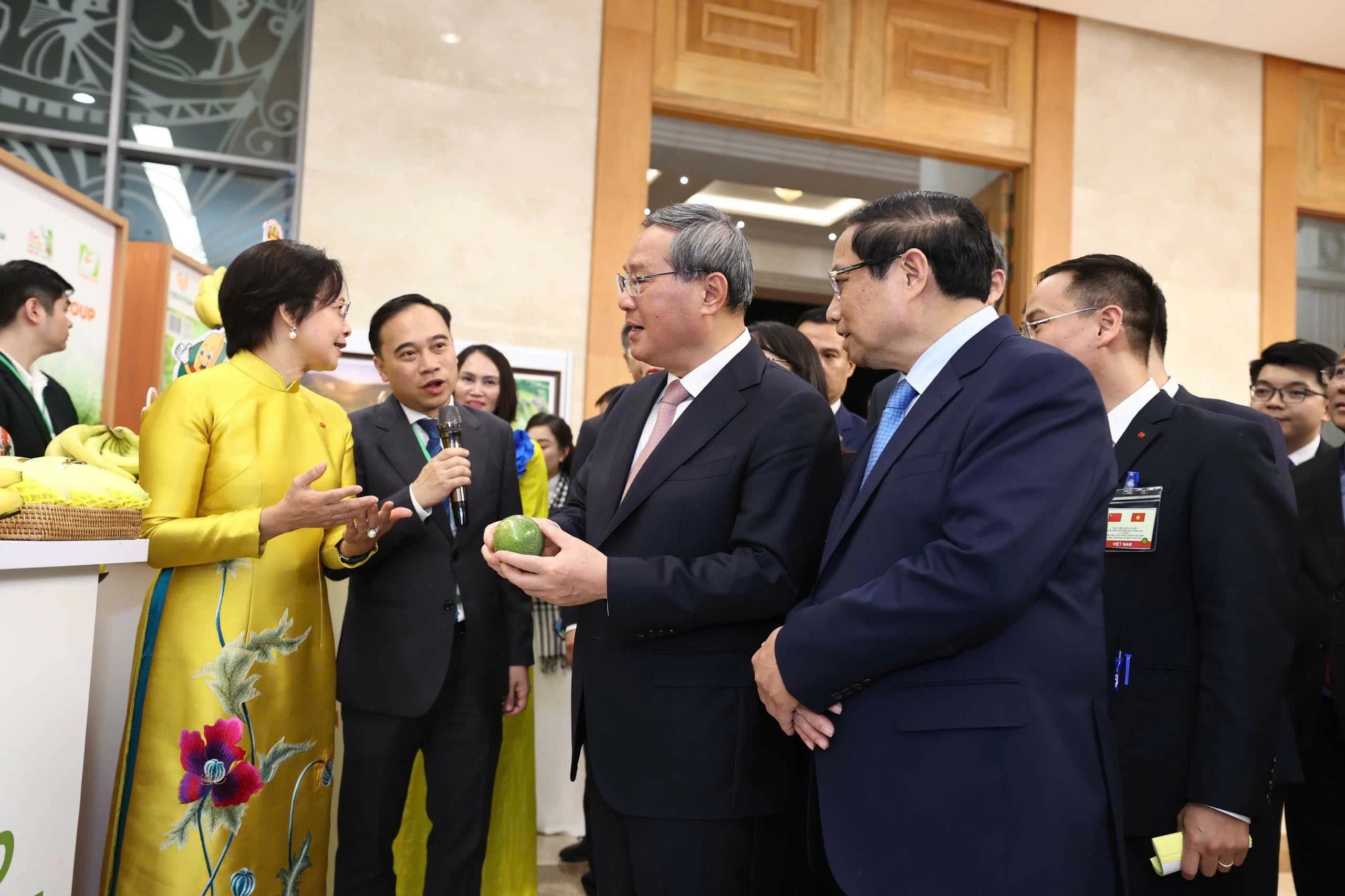 Thủ tướng Việt Nam và Trung Quốc trải nghiệm in tranh Đông Hồ Thủ tướng Việt Nam và Trung Quốc trải nghiệm in tranh Đông Hồ