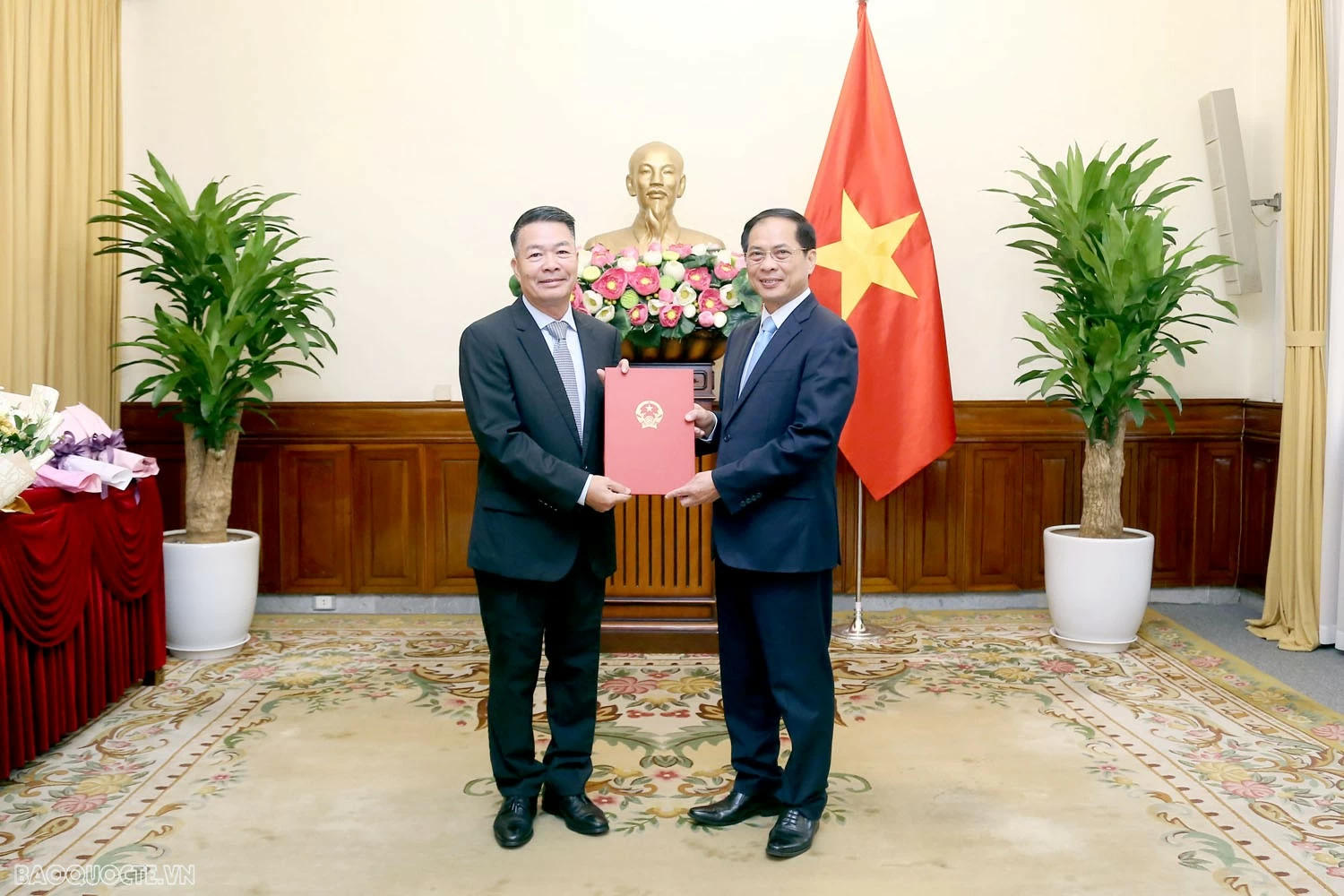 Phó Thủ tướng, Bộ trưởng Ngoại giao trao quyết định bổ nhiệm lãnh đạo đơn vị và Tổng Lãnh sự Việt Nam ở nước Ngoài Phó Thủ tướng, Bộ trưởng Ngoại giao trao quyết định bổ nhiệm lãnh đạo đơn vị và Tổng Lãnh sự Việt Nam ở nước ngoài