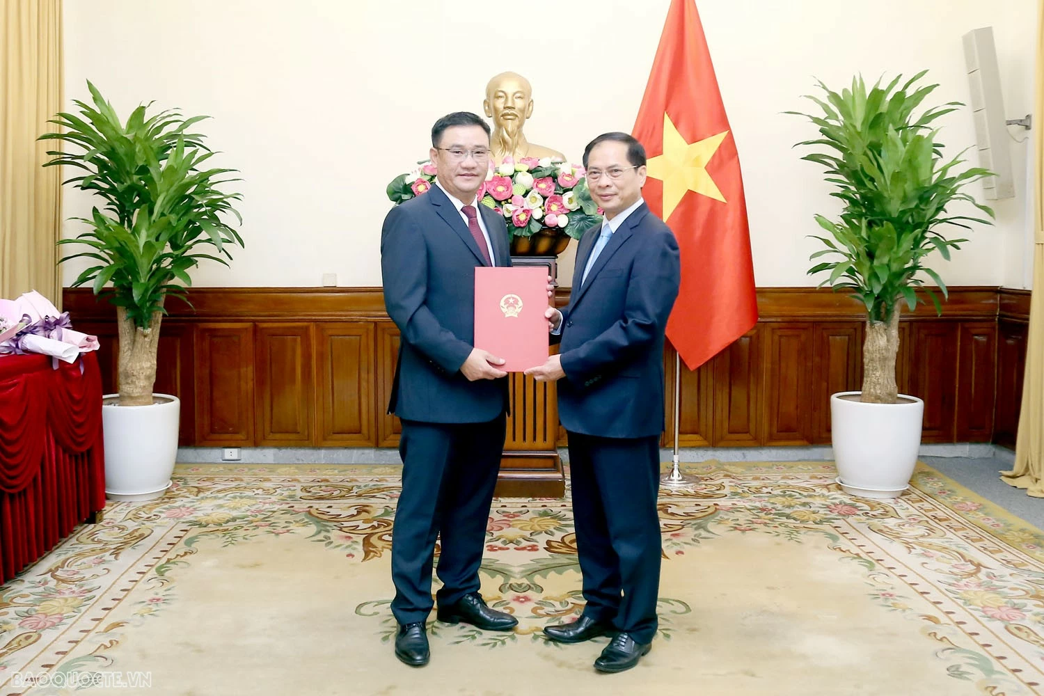 Phó Thủ tướng, Bộ trưởng Ngoại giao trao quyết định bổ nhiệm lãnh đạo đơn vị và Tổng Lãnh sự Việt Nam ở nước Ngoài Phó Thủ tướng, Bộ trưởng Ngoại giao trao quyết định bổ nhiệm lãnh đạo đơn vị và Tổng Lãnh sự Việt Nam ở nước ngoài