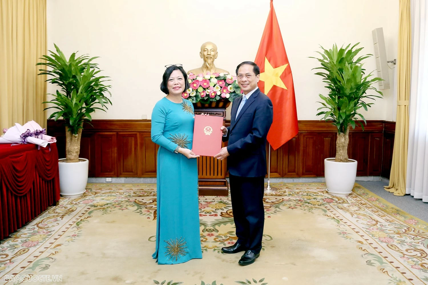 Phó Thủ tướng, Bộ trưởng Ngoại giao trao quyết định bổ nhiệm lãnh đạo đơn vị và Tổng Lãnh sự Việt Nam ở nước Ngoài Phó Thủ tướng, Bộ trưởng Ngoại giao trao quyết định bổ nhiệm lãnh đạo đơn vị và Tổng Lãnh sự Việt Nam ở nước ngoài