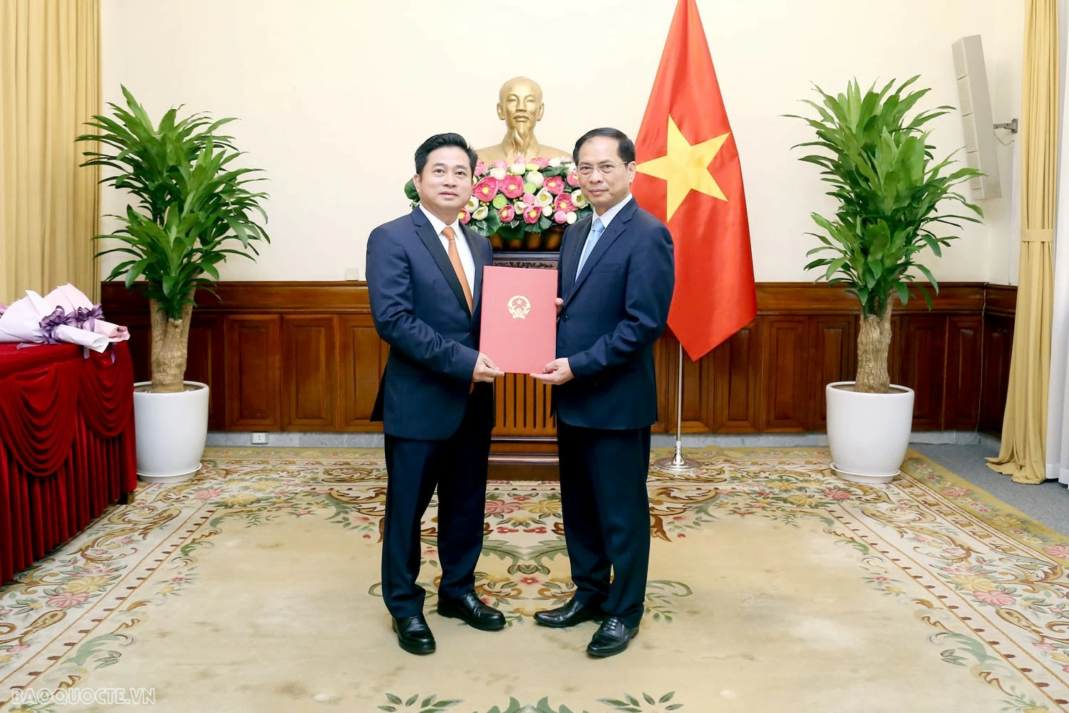 Phó Thủ tướng, Bộ trưởng Ngoại giao trao quyết định bổ nhiệm lãnh đạo đơn vị và Tổng Lãnh sự Việt Nam ở nước Ngoài Phó Thủ tướng, Bộ trưởng Ngoại giao trao quyết định bổ nhiệm lãnh đạo đơn vị và Tổng Lãnh sự Việt Nam ở nước ngoài