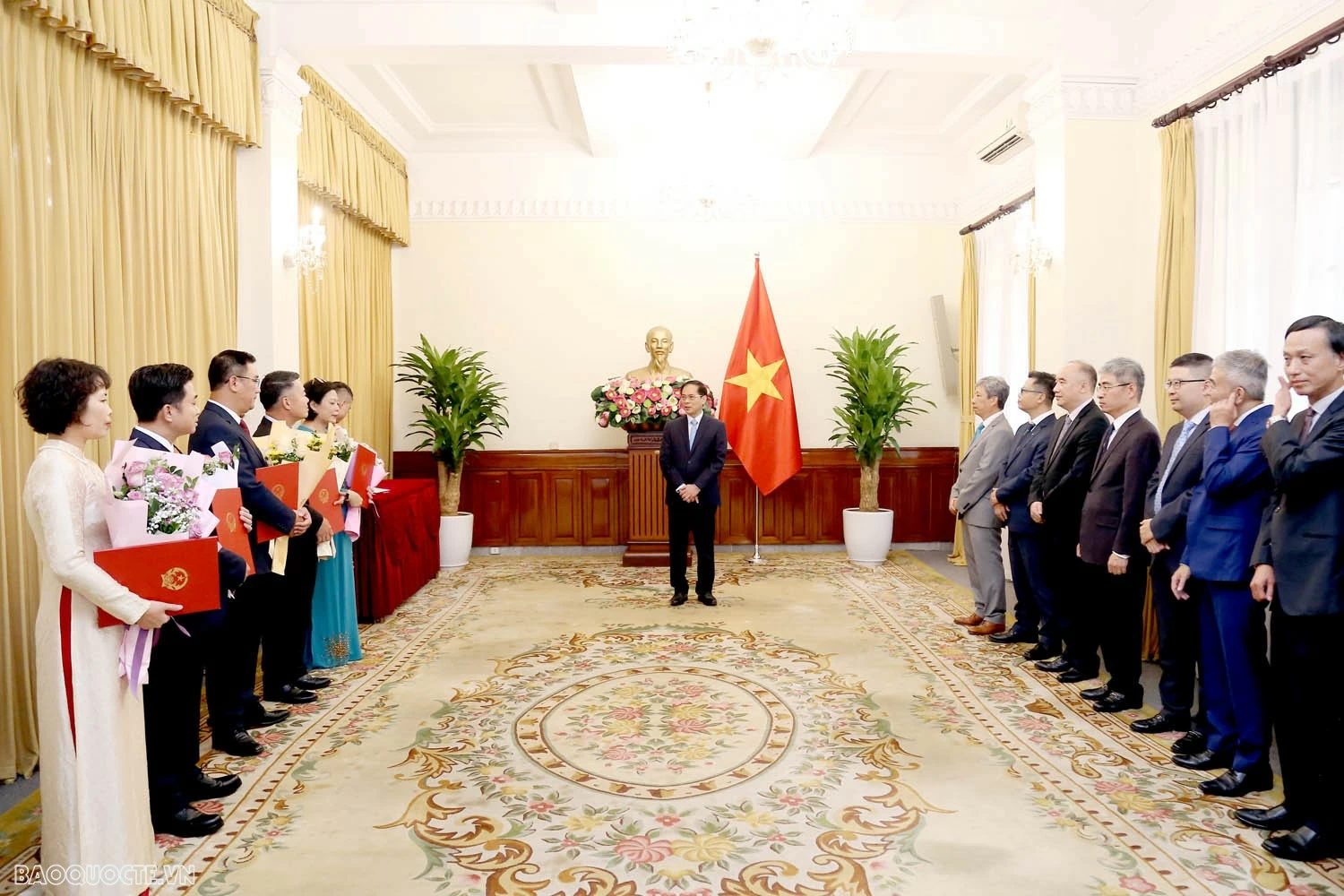 Phó Thủ tướng, Bộ trưởng Ngoại giao trao quyết định bổ nhiệm lãnh đạo đơn vị và Tổng Lãnh sự Việt Nam ở nước Ngoài Phó Thủ tướng, Bộ trưởng Ngoại giao trao quyết định bổ nhiệm lãnh đạo đơn vị và Tổng Lãnh sự Việt Nam ở nước ngoài