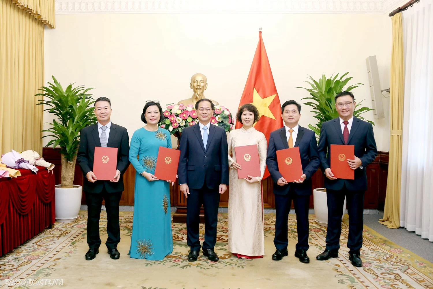 Phó Thủ tướng, Bộ trưởng Ngoại giao trao quyết định bổ nhiệm lãnh đạo đơn vị và Tổng Lãnh sự Việt Nam ở nước Ngoài Phó Thủ tướng, Bộ trưởng Ngoại giao trao quyết định bổ nhiệm lãnh đạo đơn vị và Tổng Lãnh sự Việt Nam ở nước ngoài