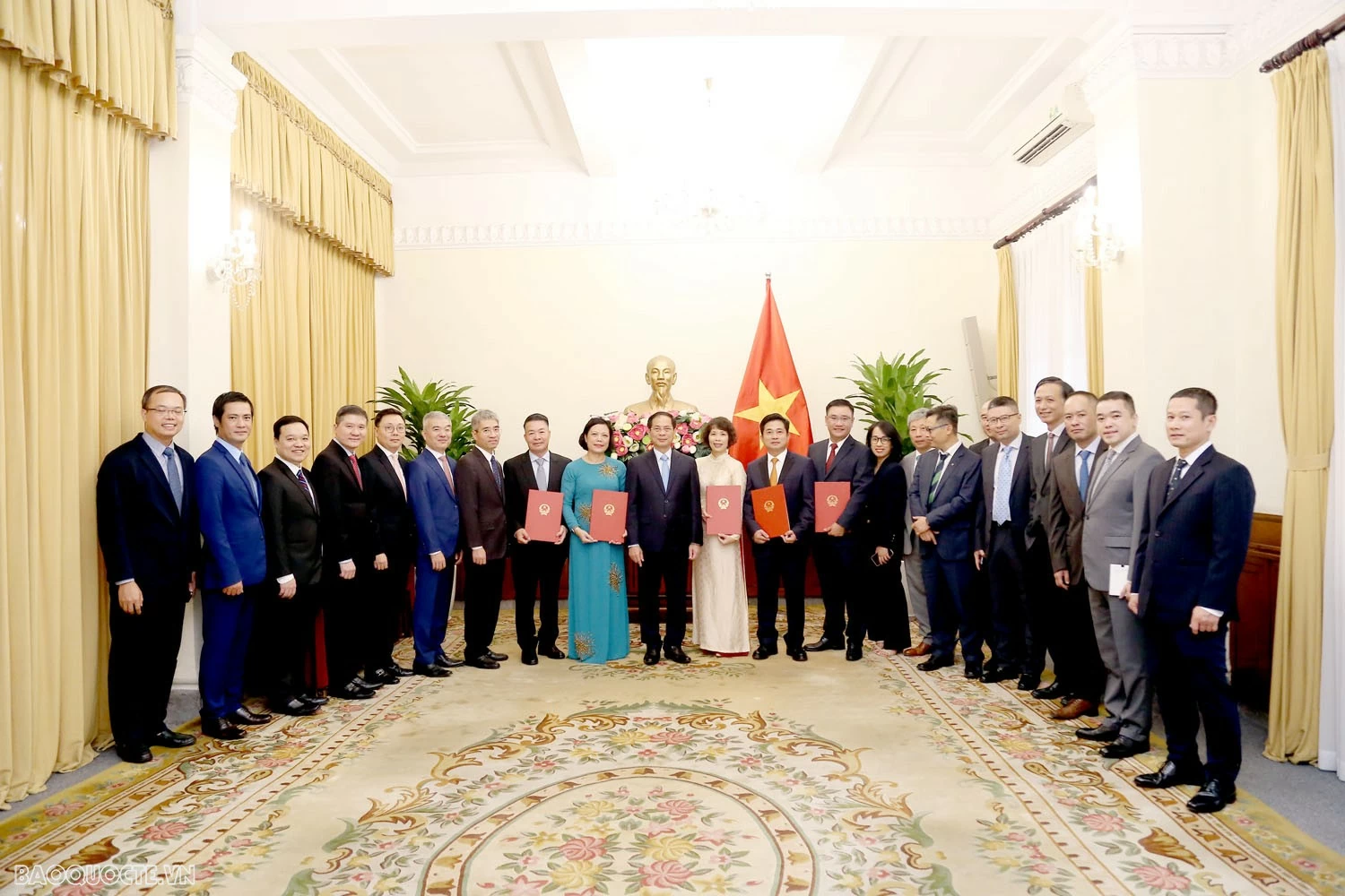 Phó Thủ tướng, Bộ trưởng Ngoại giao trao quyết định bổ nhiệm lãnh đạo đơn vị và Tổng Lãnh sự Việt Nam ở nước Ngoài Phó Thủ tướng, Bộ trưởng Ngoại giao trao quyết định bổ nhiệm lãnh đạo đơn vị và Tổng Lãnh sự Việt Nam ở nước ngoài