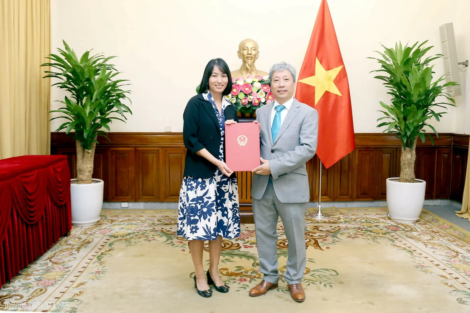 Phó Thủ tướng, Bộ trưởng Ngoại giao trao quyết định bổ nhiệm lãnh đạo đơn vị và Tổng Lãnh sự Việt Nam ở nước Ngoài Phó Thủ tướng, Bộ trưởng Ngoại giao trao quyết định bổ nhiệm lãnh đạo đơn vị và Tổng Lãnh sự Việt Nam ở nước ngoài